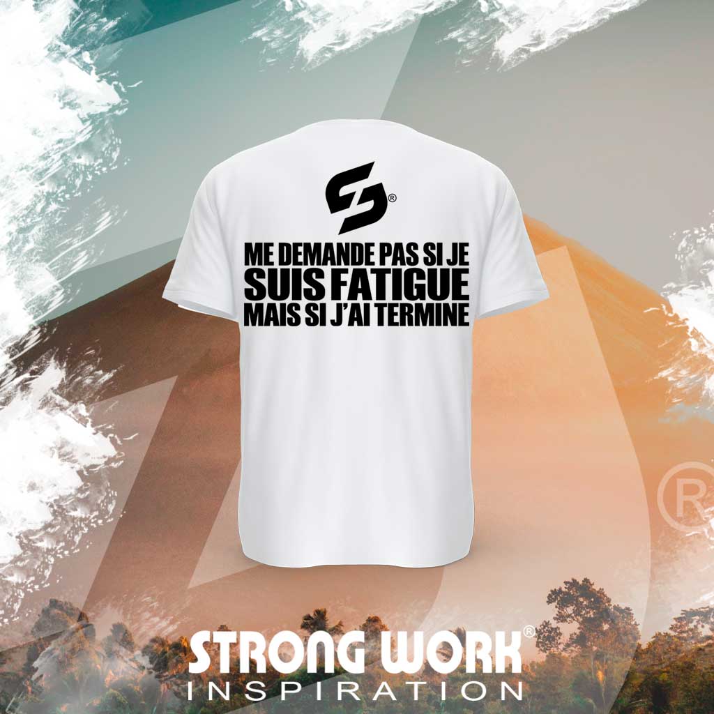 T-SHIRT EN COTON BIO STRONG WORK ME DEMANDE PAS SI JE SUIS FATIGUE MAIS SI J&#39;AI TERMINE POUR HOMME VUE DOS - VETEMENT DE SPORT ECO-RESPONSABLE