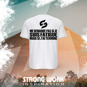 T-SHIRT EN COTON BIO STRONG WORK ME DEMANDE PAS SI JE SUIS FATIGUE MAIS SI J'AI TERMINE POUR HOMME VUE DOS - VETEMENT DE SPORT ECO-RESPONSABLE