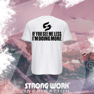 T-SHIRT EN COTON BIO STRONG WORK IF YOU SEE ME LESS I'M DOING MORE POUR HOMME VUE DOS - SPORTSWEAR ECO-RESPONSABLE